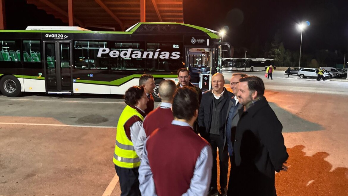 Cerca de un millar de viajeros hacen uso del autobús a pedanías en las primeras horas