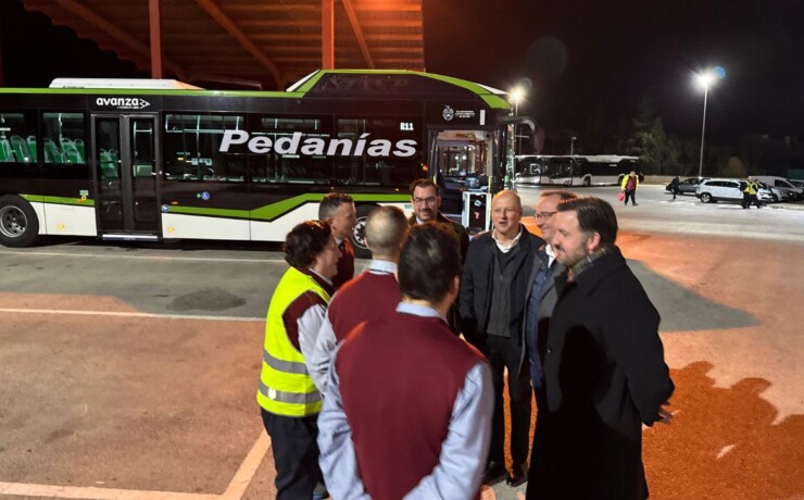 Cerca de un millar de viajeros hacen uso del autobús a pedanías en las primeras horas