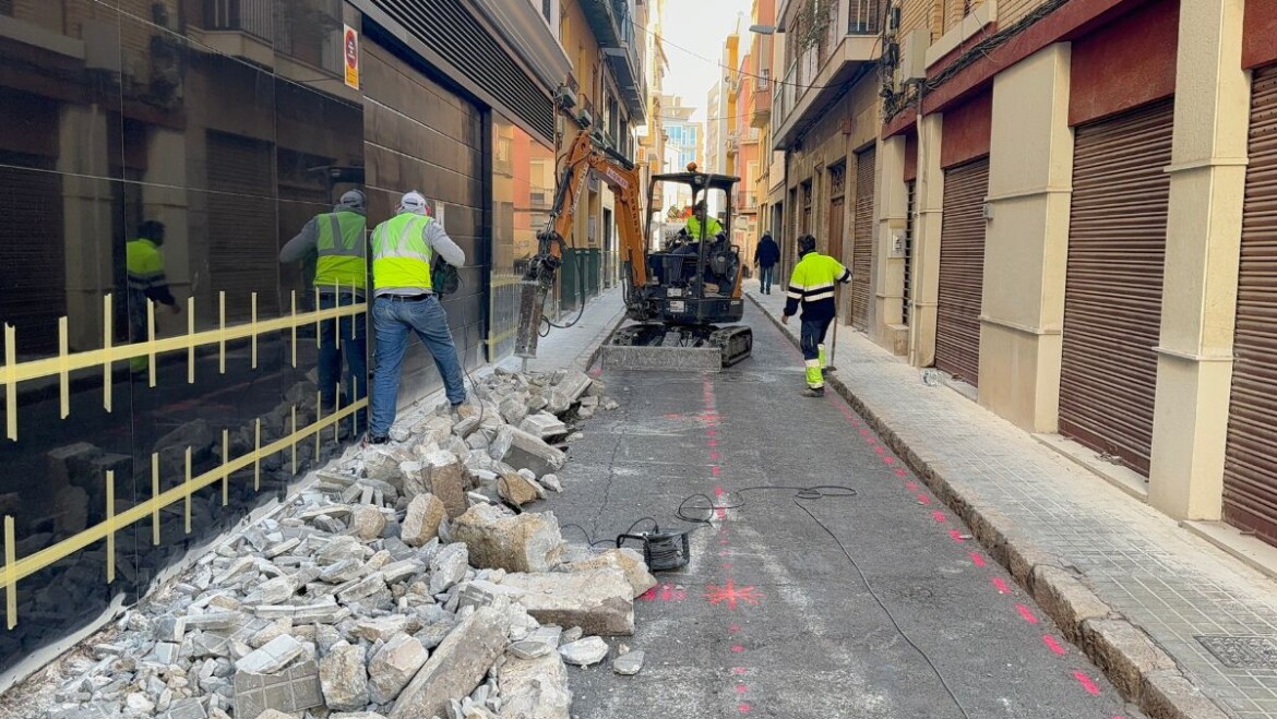 Comencen les obres de millora del carrer Mare Déu del Remei a El Salvador