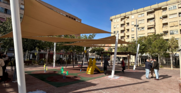 El Ayuntamiento dota de sombra a parques infantiles con la instalación de toldos-vela