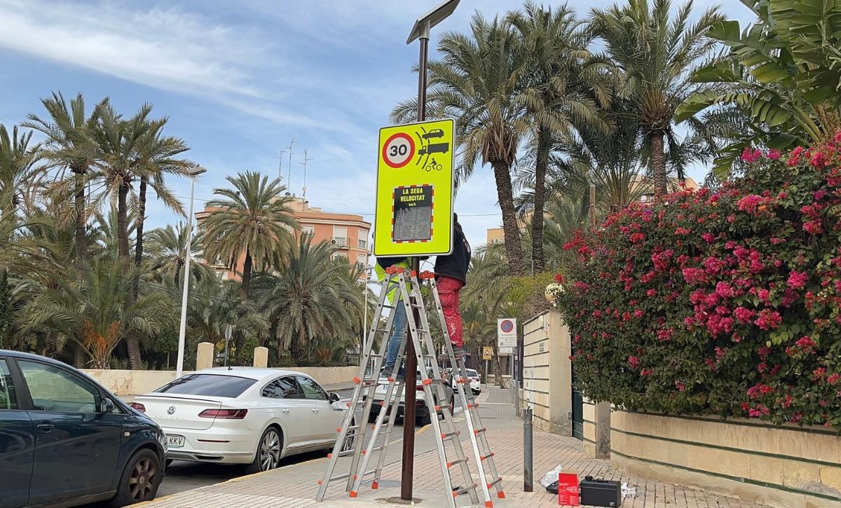 El Ayuntamiento instala paneles de control de velocidad en entornos educativos (3)