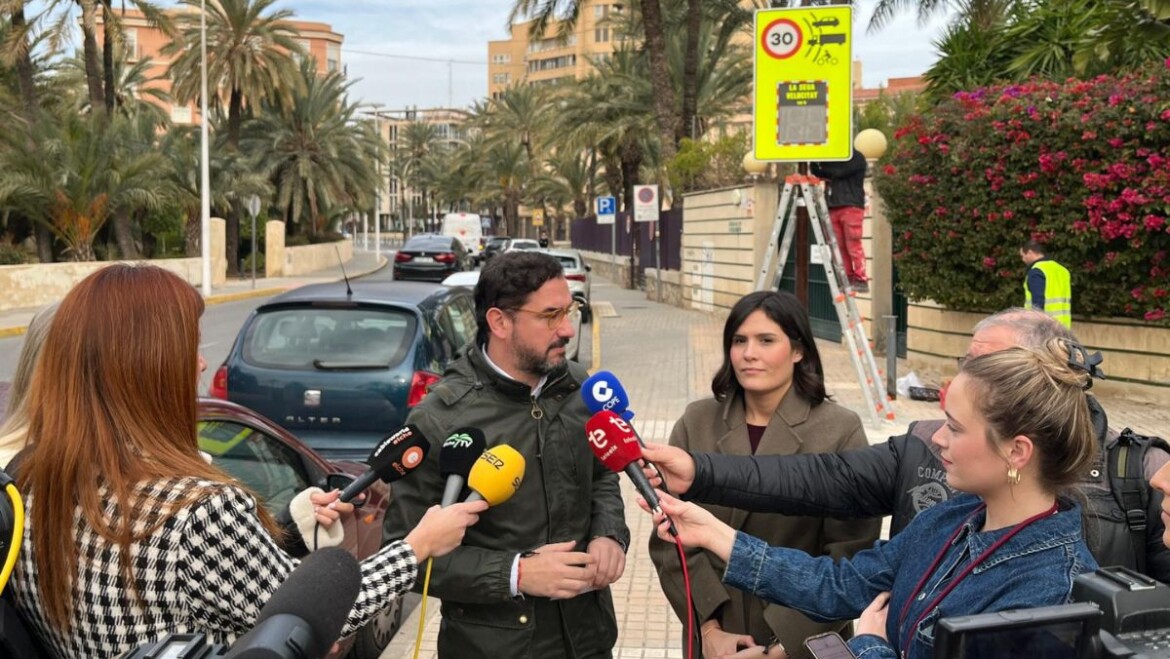 El Ayuntamiento instala paneles de control de velocidad en entornos educativos