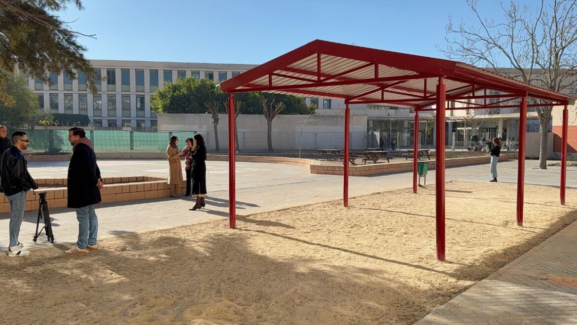 El Ayuntamiento instala pérgolas en ocho centros educativos de primaria