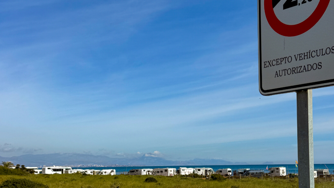 La Policia advertix de la prohibició del pas a vehicles de més de 2,2 d’ample a la Marina i el Carabassí