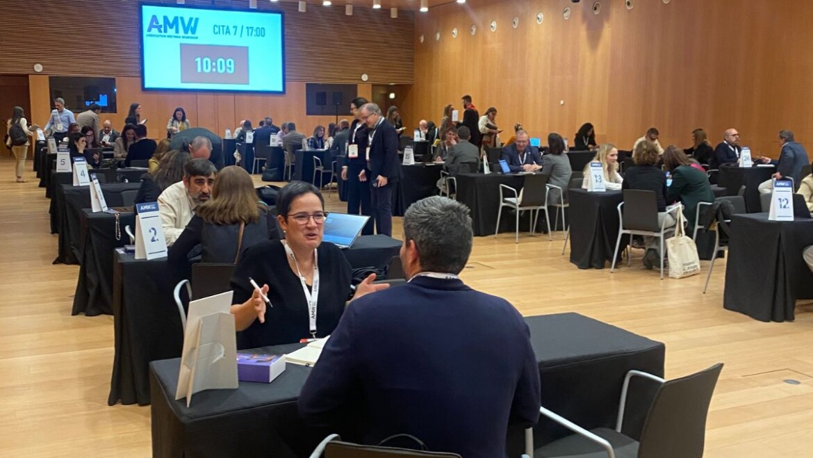 Visitelche se reúne con una quincena de sociedades en el encuentro Mice & Forum