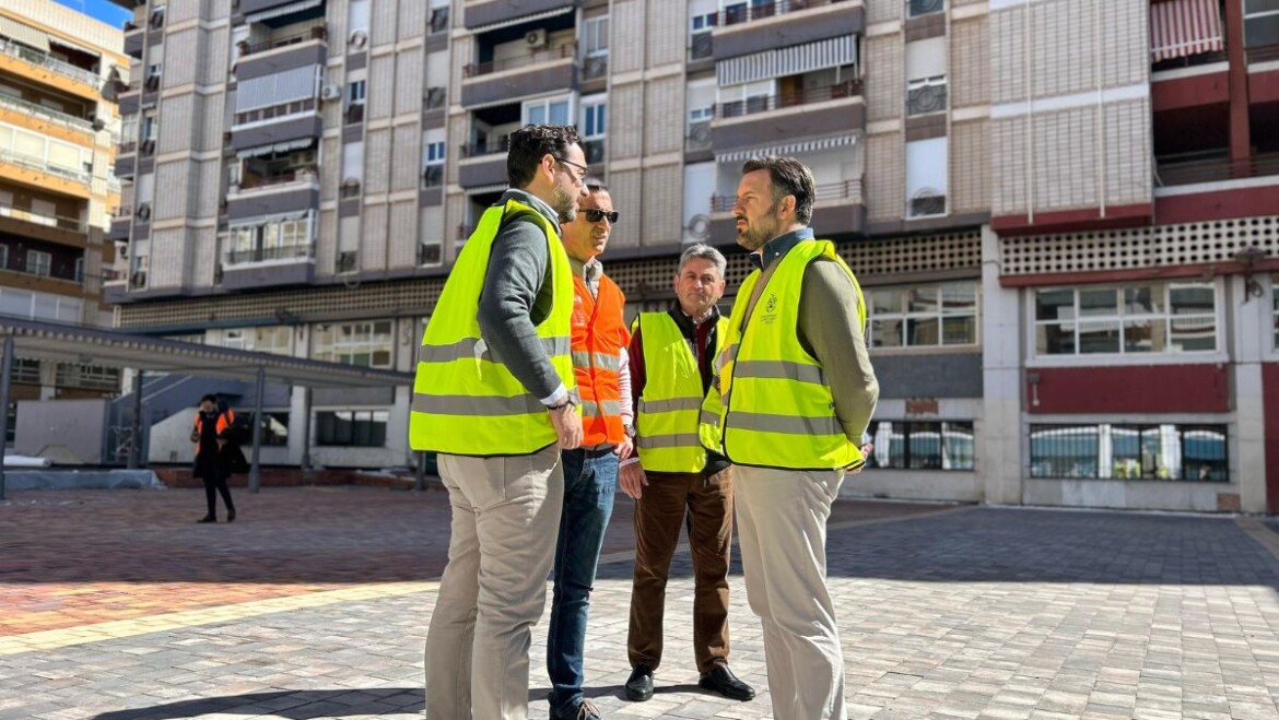 La reforma integral de la plaça dels Pisos Blaus conclourà abans de l’estiu