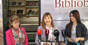 Elche celebra el Día del Libro con el reparto de 1.200 ejemplares por barrios y pedanías