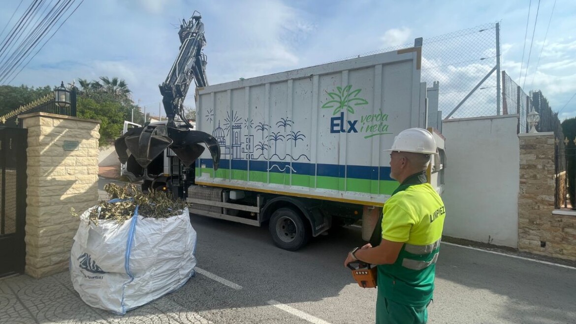 El servicio de recogida de poda puerta a puerta en el Camp d’Elx alcanza 1’5 millones de kilos de residuos al año