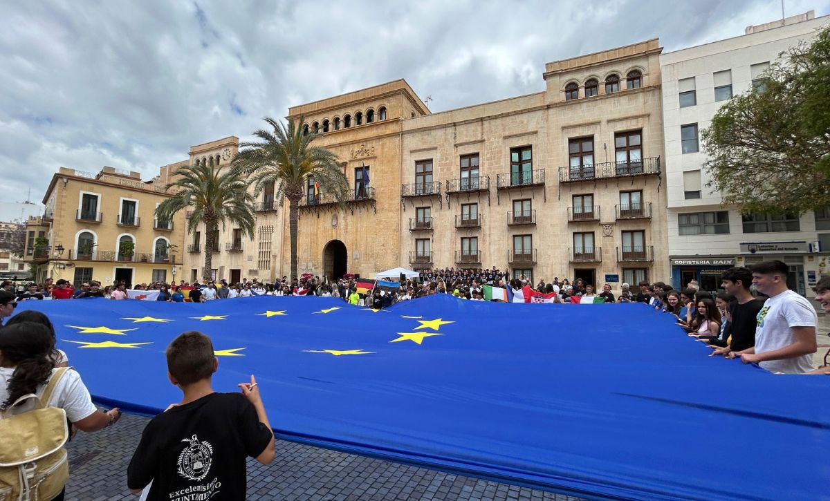 Elche conmemora el Día de Europa con alumnos de todos los centros escolares