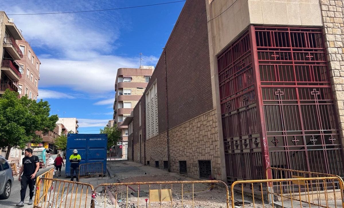 La reforma integral de la Avenida Ausiàs March entra en su recta final (4)