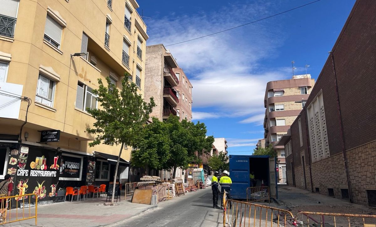 La reforma integral de la Avenida Ausiàs March entra en su recta final (6)