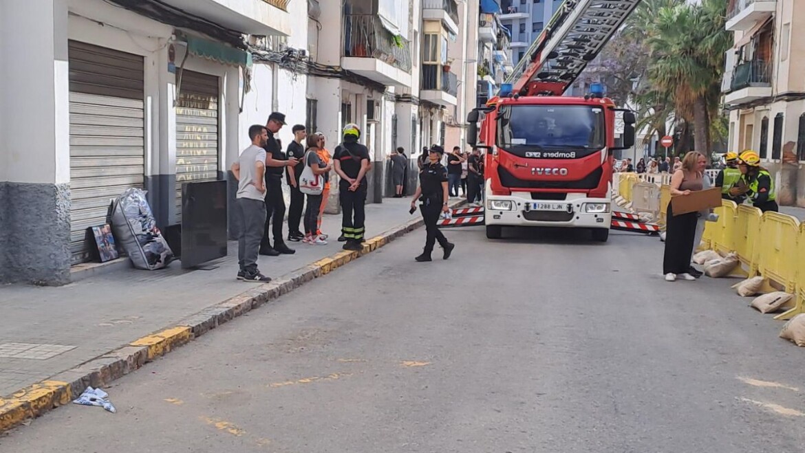 Comienza el operativo de recuperación de enseres en el bloque 8 de San Antón