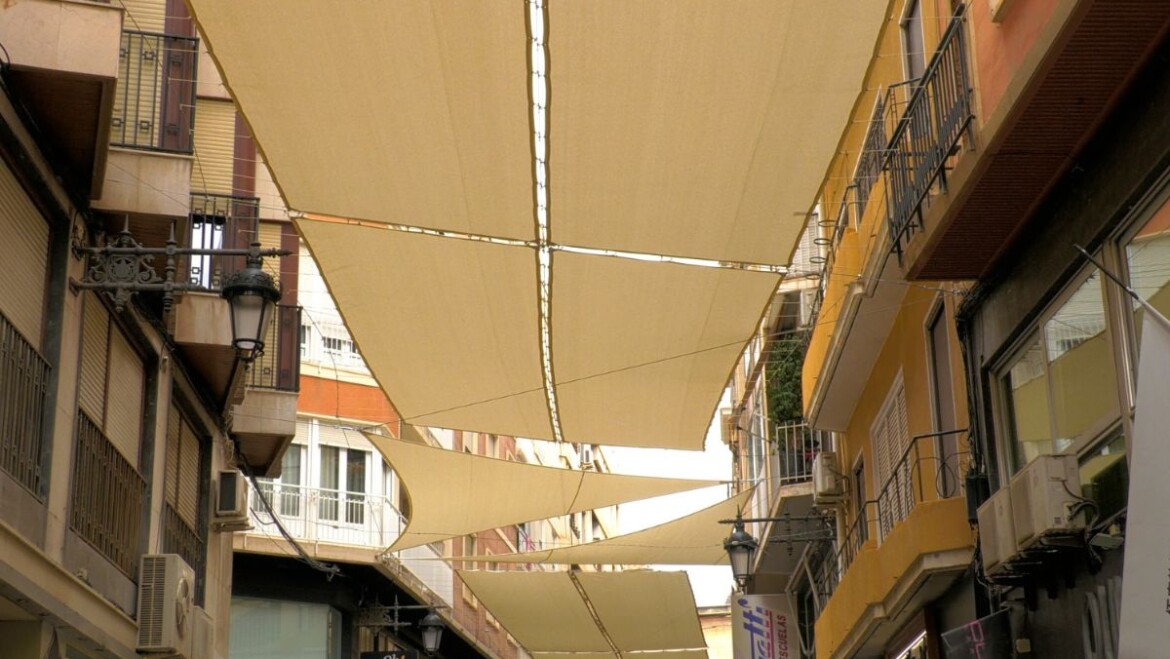 L’Ajuntament instal·larà tendals vela en centres educatius