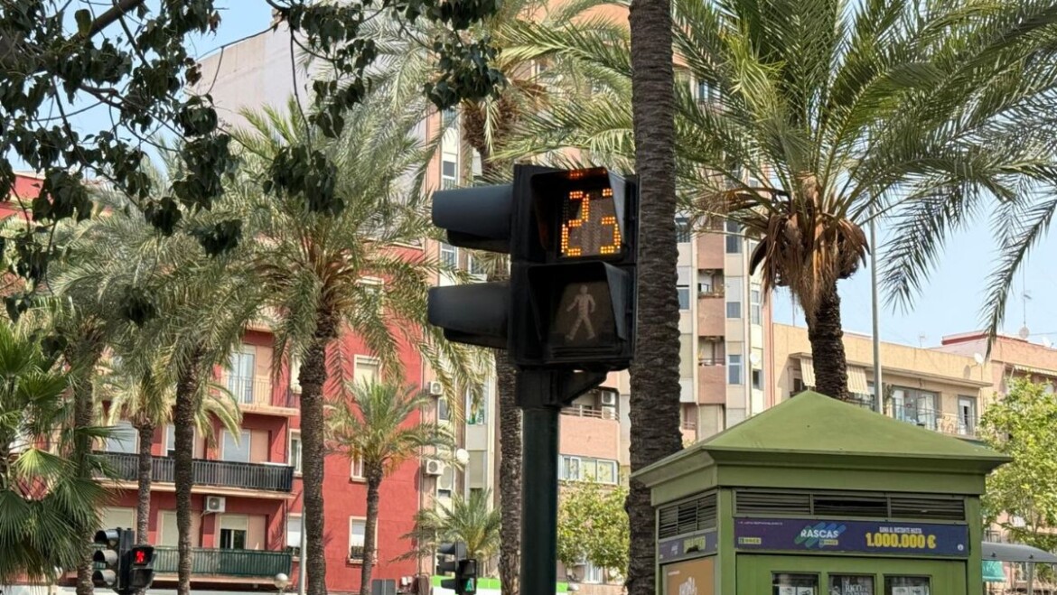 Elche moderniza sus semáforos con la instalación de descontadores