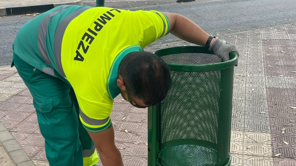 Elche refuerza el servicio de limpieza con la incorporación de 50 nuevas papeleras