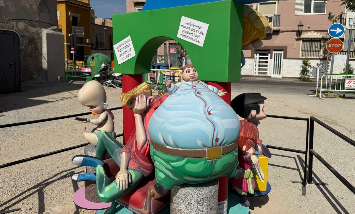 La salud mental protagonista en la Hoguera de San Juan 2025 del Raval