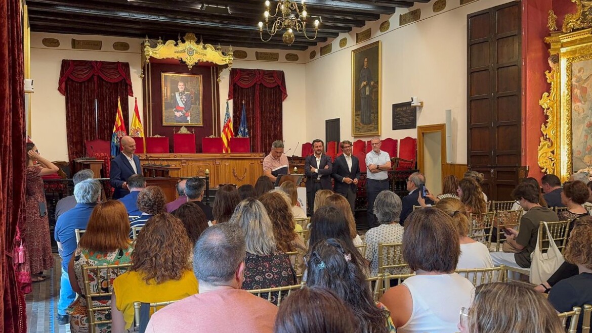 Una decena de funcionarios toman posesión en el Ayuntamiento de Elche