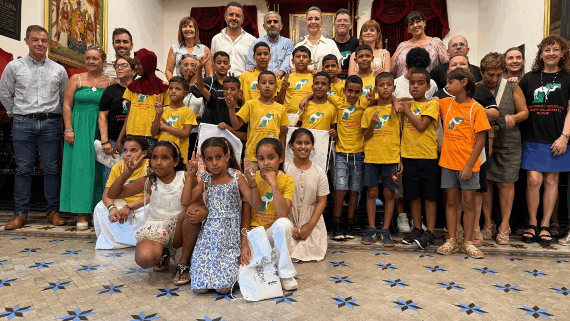 El Ayuntamiento recibe a 30 niños saharauis del programa Vacaciones en Paz y a sus familias de acogida