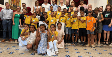 El Ayuntamiento recibe a 30 niños saharauis del programa Vacaciones en Paz y a sus familias de acogida