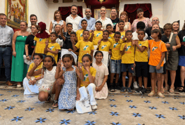 El Ayuntamiento recibe a 30 niños saharauis del programa Vacaciones en Paz y a sus familias de acogida