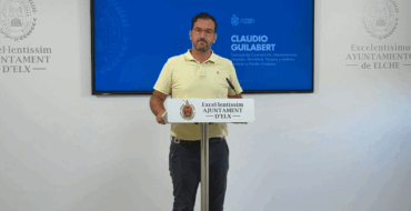 Elche refuerza los trabajos de poda y mantenimiento de palmeras