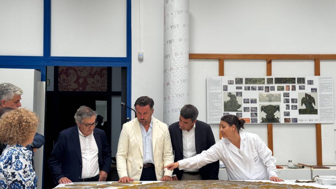 Continúan en Valencia los trabajos de restauración del manto de la Virgen de la Asunción