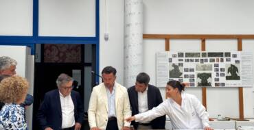 Continúan en Valencia los trabajos de restauración del manto de la Virgen de la Asunción