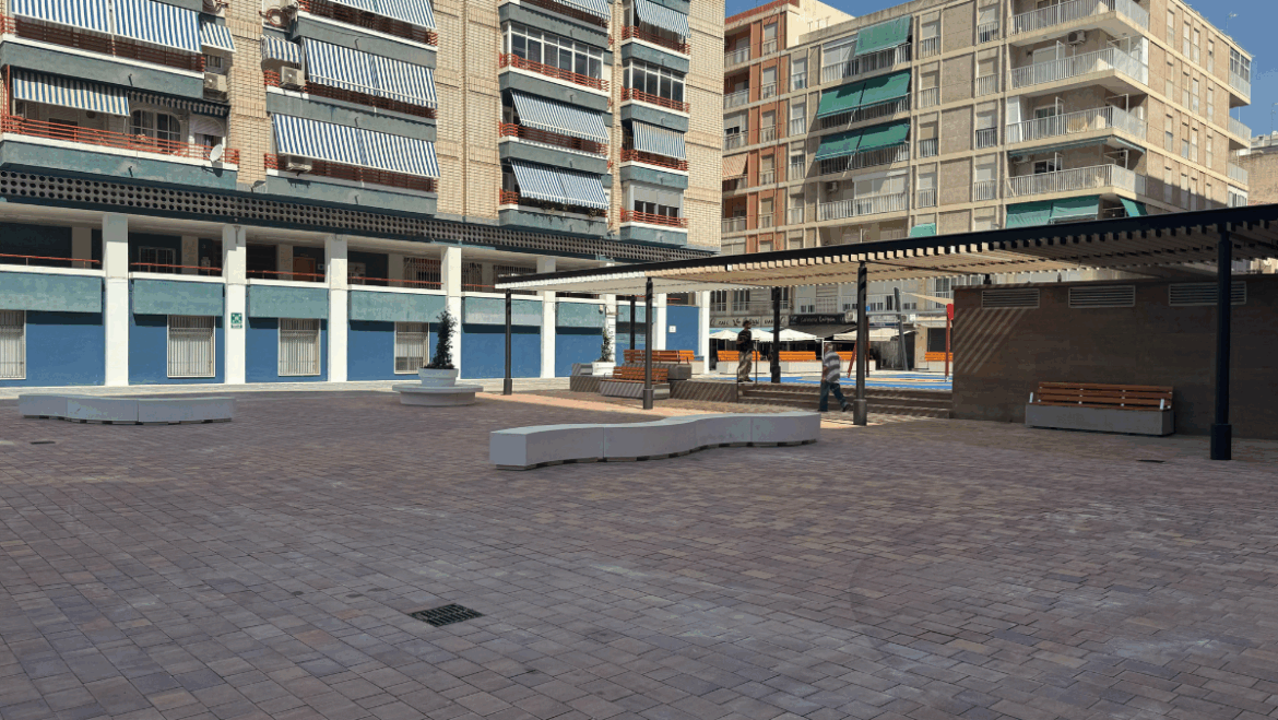 Finalizan las obras de renovación integral de la Plaza de los Pisos Azules