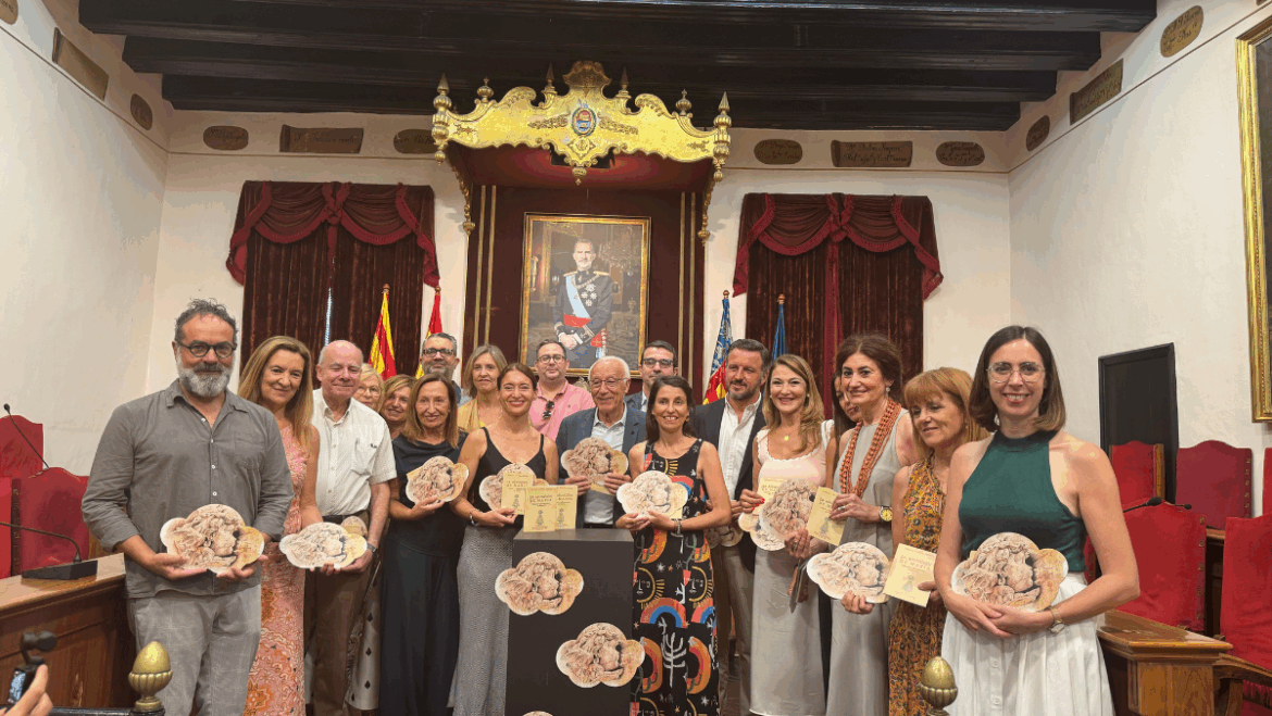 El Ayuntamiento presenta el abanico y el facsímil del Misteri d’Elx 2025