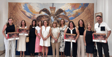 Tijeras Verdes y Farmacia de Las Bayas ganan el concurso de escaparates Fiestas de Elche