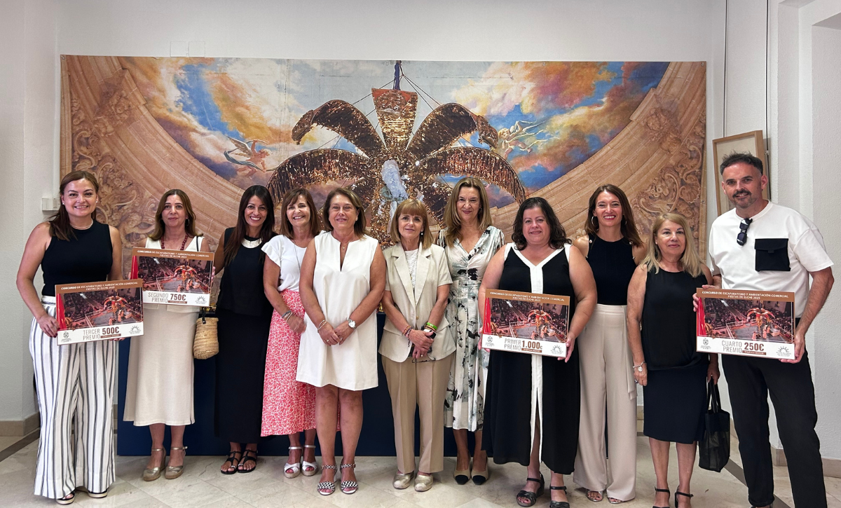 Tijeras Verdes i Farmàcia de la Baia  guanyen el concurs d'aparadors Festes d'Elx