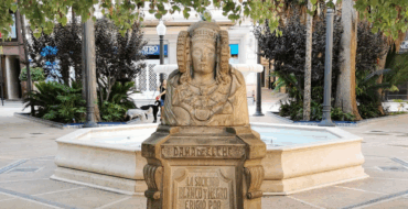 Elche renueva el busto de la Dama en La Glorieta