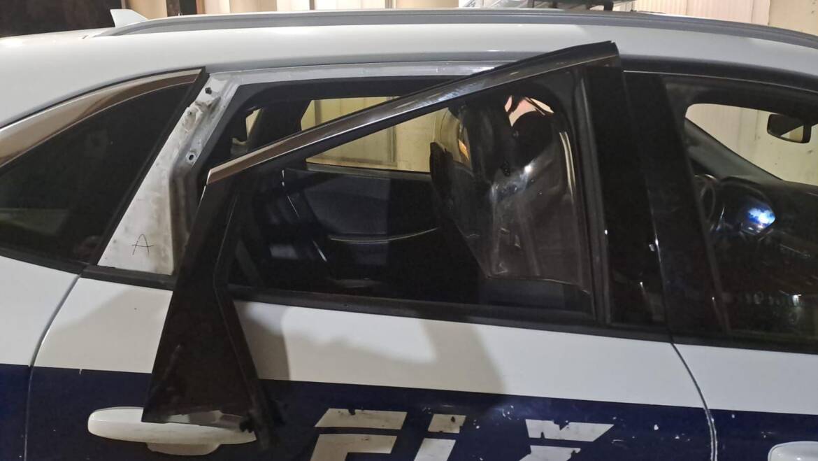 Detenido un hombre por agredir a su pareja y lesionar a agentes de la Policía Local en el aeropuerto