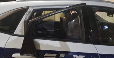 Detenido un hombre por agredir a su pareja y lesionar a agentes de la Policía Local en el aeropuerto