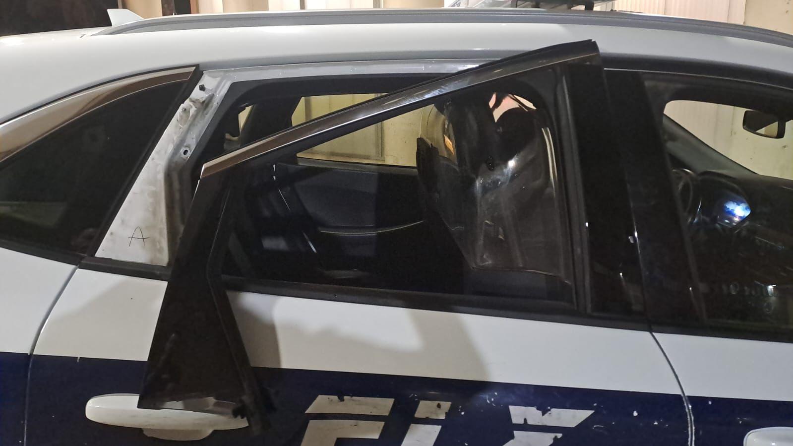 Detingut un home per agredir la seua parella i lesionar agents de la Policia Local a l’aeroport