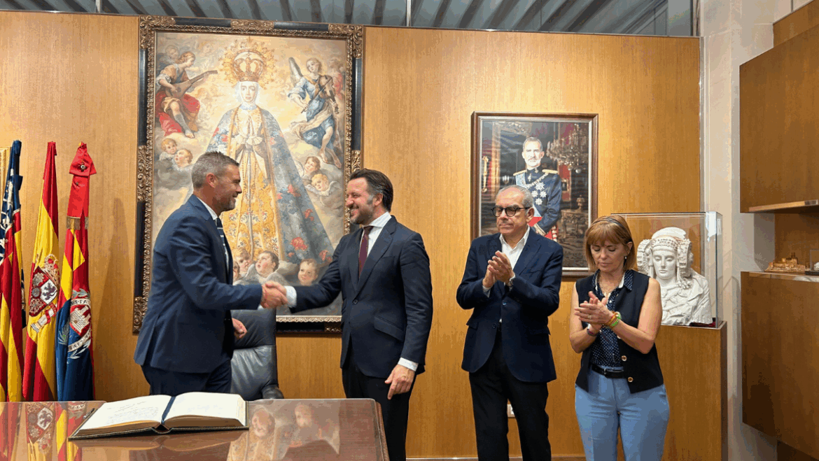 Elche recibe al alcalde de Caravaca de la Cruz con motivo del Año Jubilar