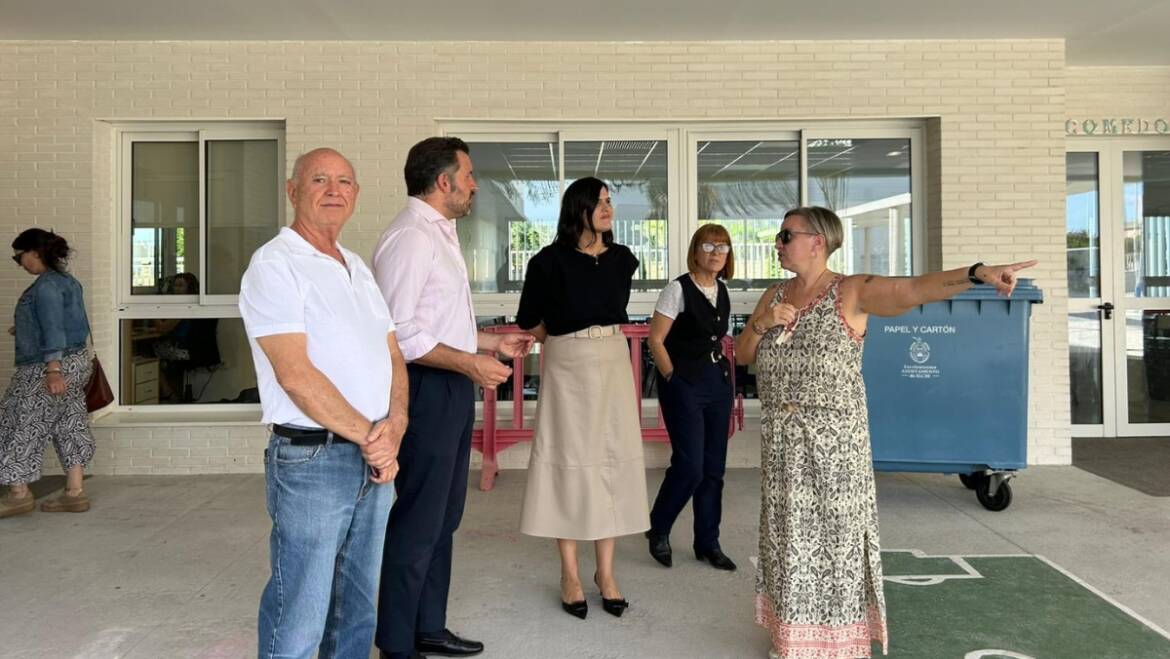 El Ayuntamiento instala toldos palilleros en el CEIP La Paz de Torrellano