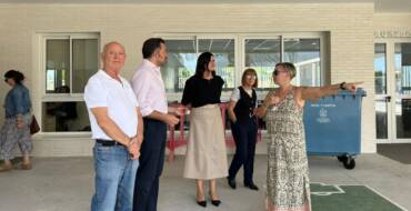 El Ayuntamiento instala toldos palilleros en el CEIP La Paz de Torrellano