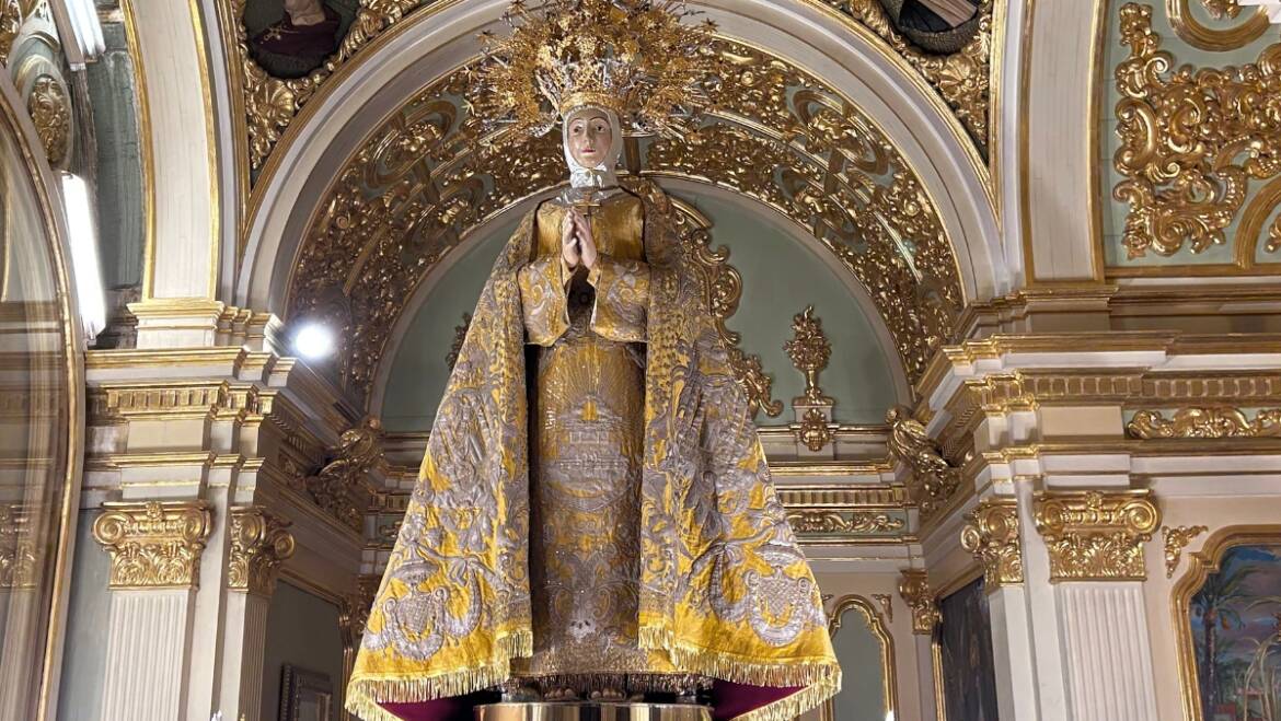 El alcalde Pablo Ruz visita el manto de las Clarisas tras la restauración por parte del Instituto Valenciano de Restauración