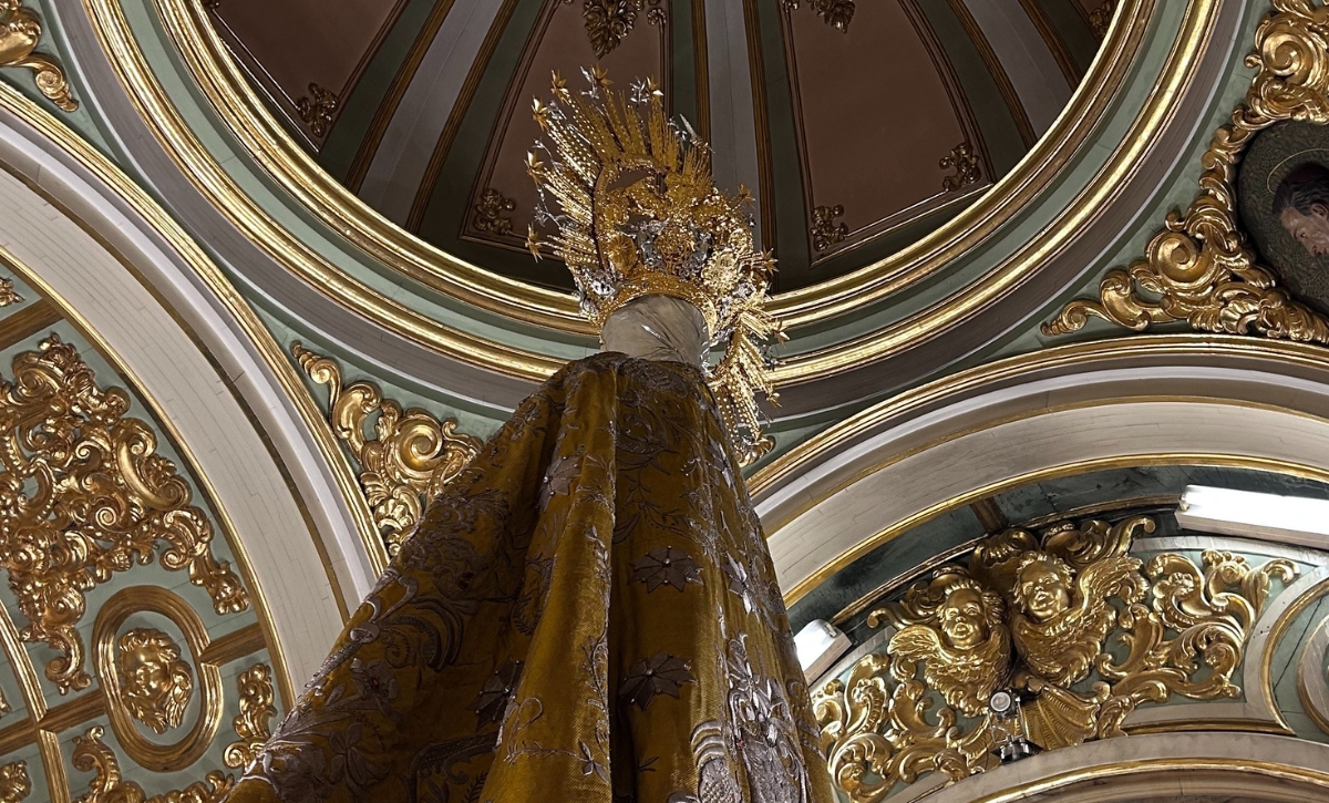 El alcalde Pablo Ruz visita el manto de las Clarisas tras la restauración por parte del Instituto Valenciano de Restauración (2)