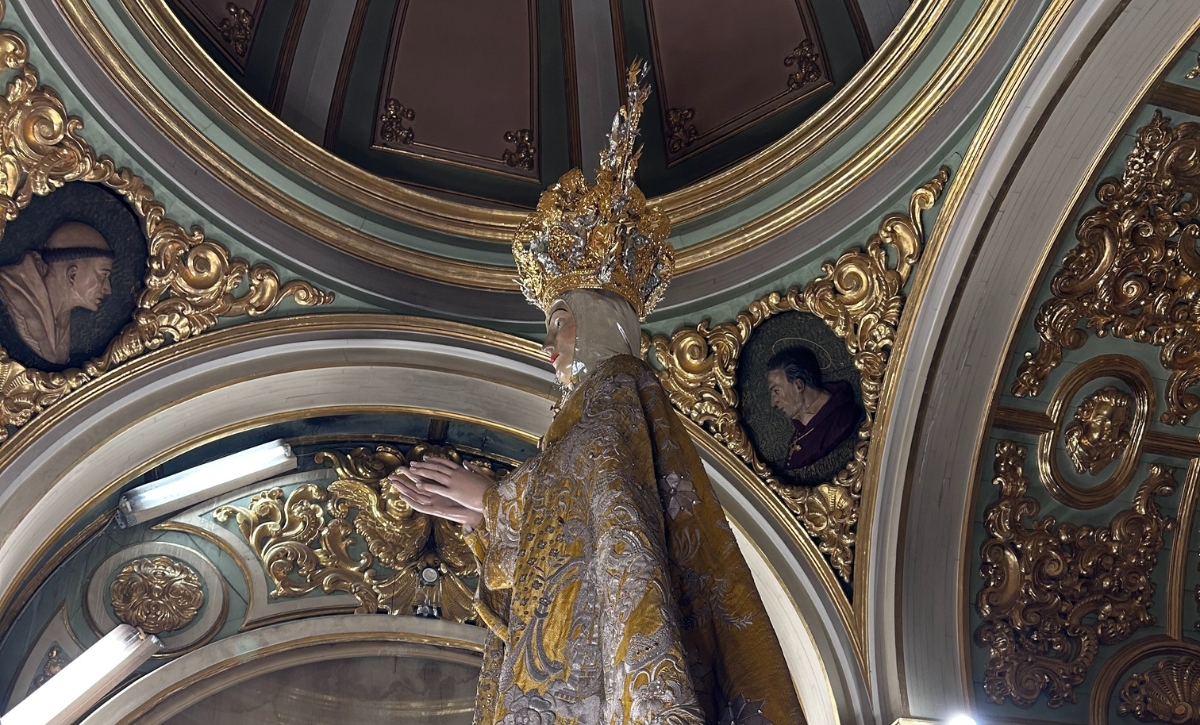 El alcalde Pablo Ruz visita el manto de las Clarisas tras la restauración por parte del Instituto Valenciano de Restauración (3)