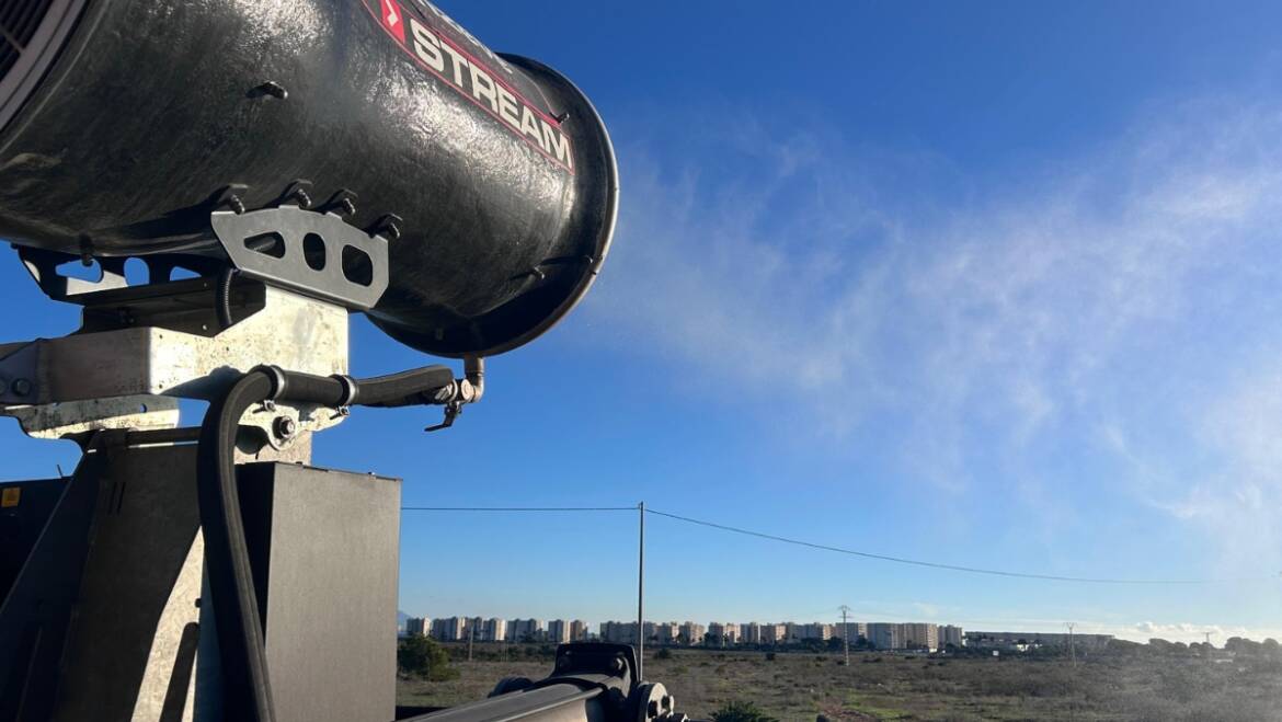 Elche continúa con las labores de fumigación intensiva para frenar la proliferación de mosquitos