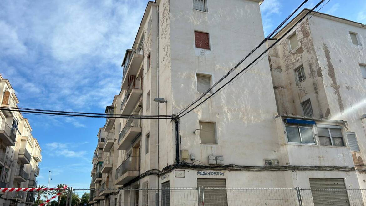 El Ayuntamiento desaloja preventivamente una vivienda de San Antón tras un desprendimiento parcial del techo