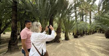 Periodistas de The Guardian y Le Courrier de L’Atlas descubren el Palmeral y la gastronomía ilicitana