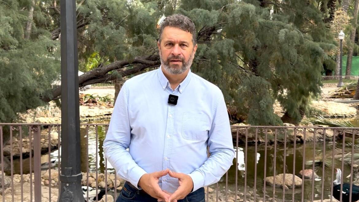 Elche instala un vallado en el estanque de los patos del Parque Municipal como medida preventiva ante la gripe aviar