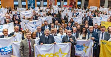 Elx rep la bandera que acredita la Capital Mediterrània de l’Esport en 2026