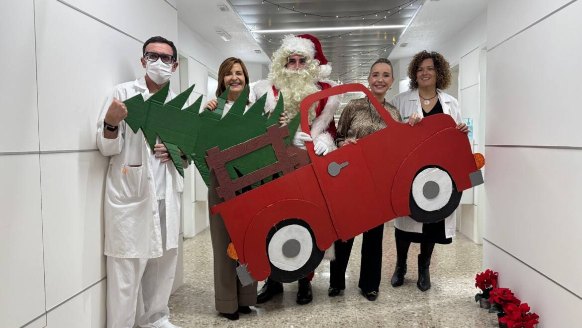 Papá Noel llega a los hospitales de Elche y reparte libros a los niños ingresados