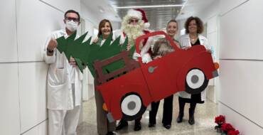 Papá Noel llega a los hospitales de Elche y reparte libros a los niños ingresados