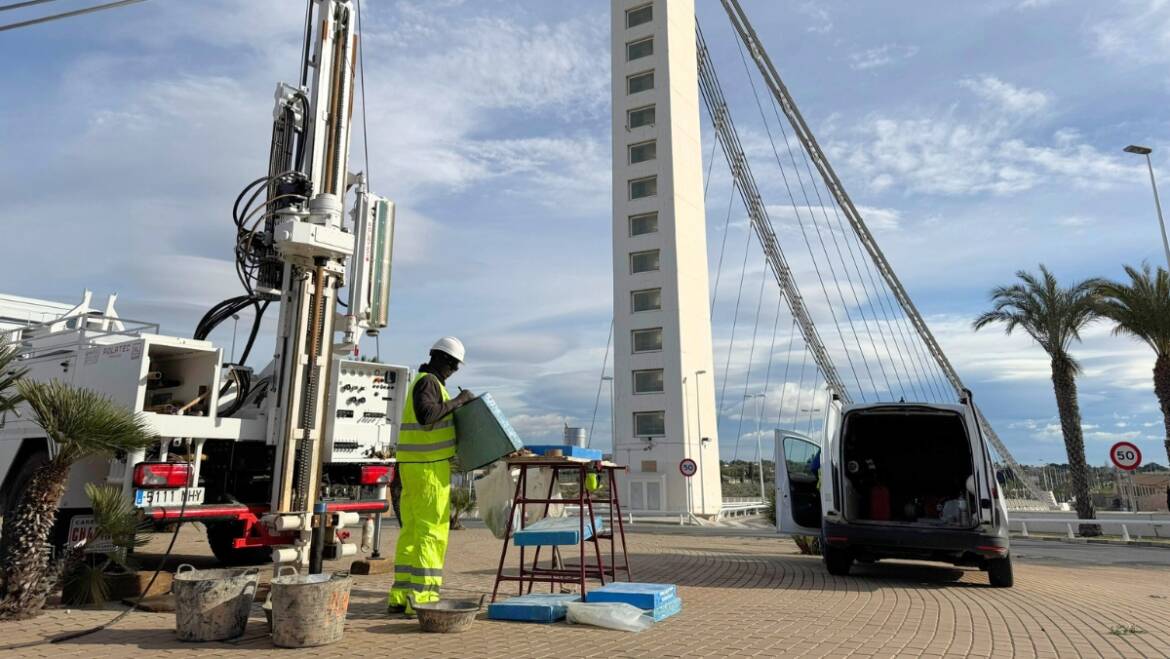 El Ayuntamiento estudia el subsuelo del Puente del Bimil·lenari para determinar el origen de los socavones