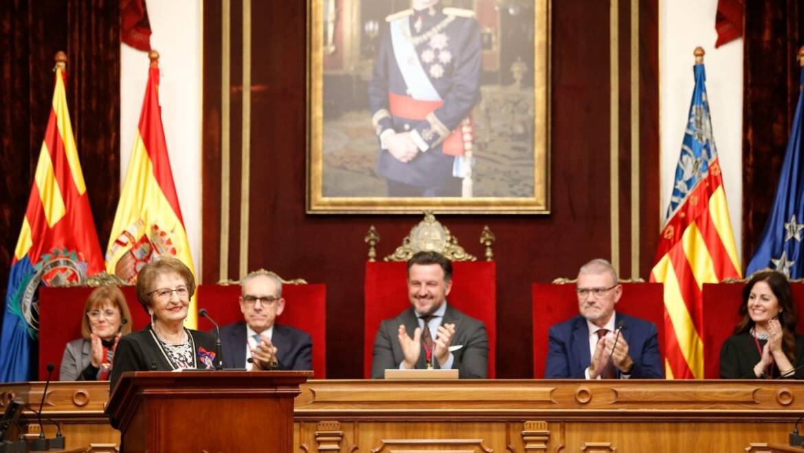 El Ayuntamiento nombra a la locutora de radio Reme Sanz como Hija Adoptiva de Elche